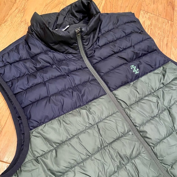 Men’s IZOD Colorblock Puffer Vest - Picture 3 of 6